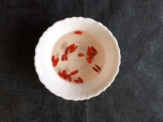 养生之姜汁红糖水,将苟记洗净用碗装起来泡会水