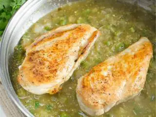 辣墨西哥风味蛋白质碗,加入有机鸡胸肉,完全煮透。