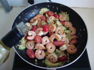 地中海风味小炒：番茄牛油果炒虾,烹入白葡萄酒翻匀即可