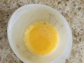 抹茶风味磅蛋糕,蛋黄和牛奶混合均匀，加入水饴迅速搅匀 （一定要注意顺序，如果先加入水饴的话甜度太高蛋黄加入会发生凝结）