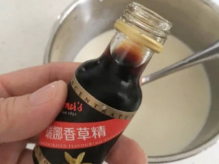 手工酸奶(香草奶油炼奶风味,比市售好吃),加入香草精搅拌均匀;