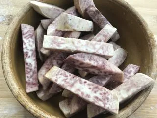 潮汕甜点简单做,反沙芋头,炸好后捞出备用。