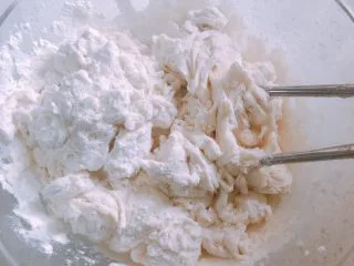 家庭自制凉皮,加入适量水，慢慢加，一边加一边用筷子搅拌，直至所有面粉成絮状