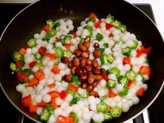 风味独特的 杂蔬炒珍珠丸子,加入花生米，翻炒均匀即可