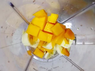 果粒奶昔【香蕉桑葚+香蕉芒果】,切好的芒果,香蕉放榨汁机里。