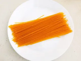 风味炒面 芽菜肉末炒玉米面,玉米面条