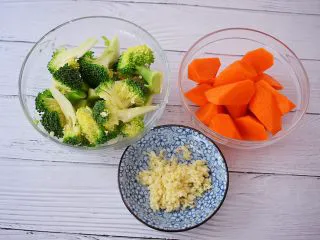 西兰花炒鸡胸肉,蒜切末,胡萝卜去皮切成小块,西兰花捞出沥干水分备用