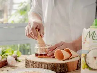 酸甜的夏，ALDI养生山药谷物蛋筒,蛋筒边缘沾上枫糖浆。