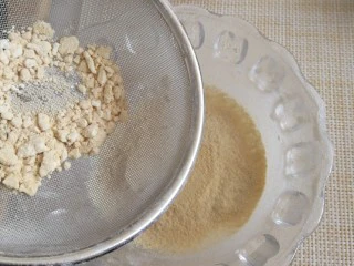 老北京小吃艾窝窝,然后等熟面粉凉了之后用筛子过滤一下。