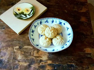 奶茶风味酱香大包一早餐,端上桌。