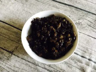 家乡风味饺子 三鲜馅饺子,辅助食材：木耳 木耳泡发好了后洗干净，剁成碎末。