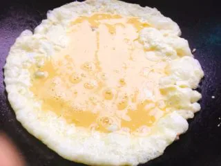 家常菜+丝瓜炒蛋,倒入鸡蛋液