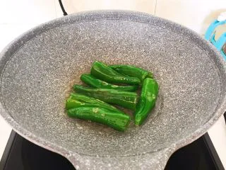 超级下饭菜 油焖尖椒,小辣椒变色就翻面