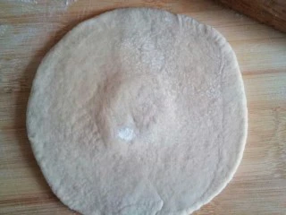 奶茶风味酱香大包一早餐,擀成圆片。