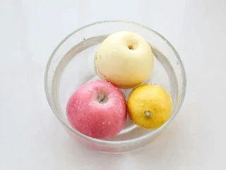 水果玫瑰花茶,用淡盐水浸泡苹果、柠檬和梨子 洗干净