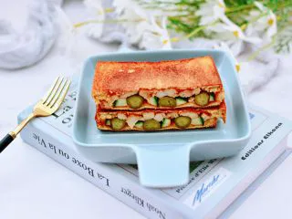 风味酸黄瓜鸡肉热压三明治,香脆可口又外酥里嫩，好吃到飞起来。