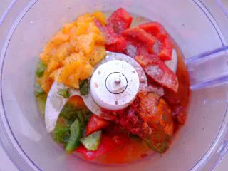 秘制异国风味鸡胸肉腌料&绝佳搭配 （减肥必备）,把所有材料放入搅拌机 搅打成浆