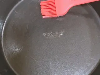 家庭自制凉皮,披萨盘刷油