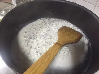 泰式青咖喱鸡·东南亚风味,热锅,下三分之一的椰浆,等沸腾。(我用的椰浆含脂相对耶奶高些所以没有加食用油。用耶奶的朋友这步可以加些食用油)