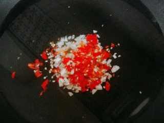 特色小吃米豆腐,冷水放入蒜，辣椒煮开