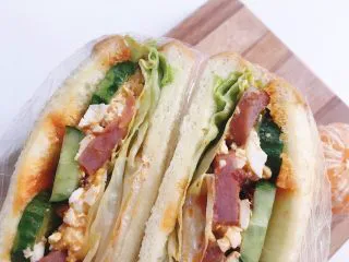 （创意菜）老干妈风味咸鸭蛋酒肠三明治,食材超丰富的！