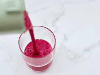 香蕉蔓越莓奶昔,榨好的汁倒入自己喜欢的杯子里。