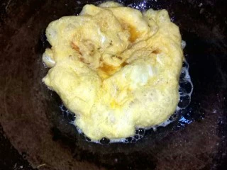 宜宾风味蛋炒饭,炒锅倒菜籽油，炒香鸡蛋。