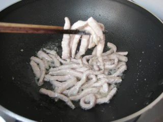 三丝茄子：香辣过瘾的潇湘风味下饭菜,原锅留底油，放入肉丝炒至8分熟捞出。