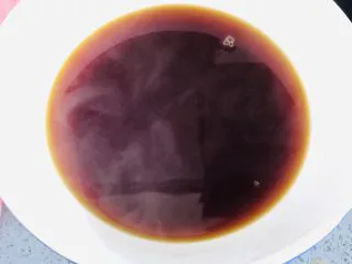 港式奶茶芋圆，Q弹软糯，奶香浓郁,煮好后把茶叶筛出来。