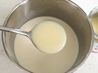 手工酸奶(香草奶油炼奶风味,比市售好吃),加入淡奶油搅拌均匀;