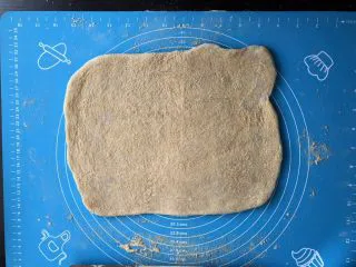 老北京驴打滚,用擀面杖擀成约0.5厘米厚的薄片