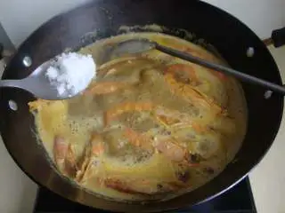 东南亚风味：咖喱红虾,加少许糖，把汤汁收浓一些