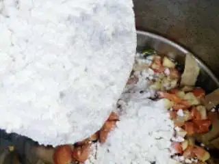 潮汕小吃蚝烙,把材料拌上番薯粉加半碗水搅拌，如搅好太稀便加粉，太糊便加水