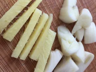 简易版陕西小吃烩麻食,蒜切碎姜切丝