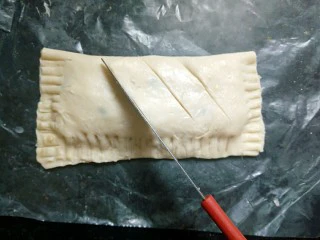 法式甜点~香蕉派,水果刀在表面斜划几道