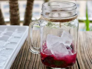 蓝莓Mojito鸡尾酒,放入冰块