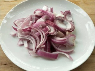 花雕酒焗藤椒手撕鸡,洋葱半个,切丝。