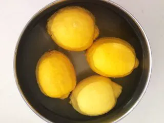 蜜渍柠檬皇菊茶,把柠檬清洗干净，再用温水浸泡柠檬20分钟