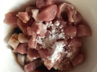 简易版陕西小吃烩麻食,肉用料酒,生抽,生粉拌匀腌制10分钟