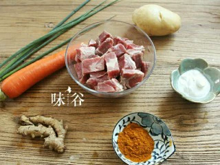 电饭煲版咖喱牛腩,准备好材料，牛腩切块。