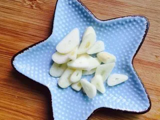 温州风味美食～炒芥菜饭,大蒜剥去外皮切片备用