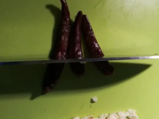 北京传统经典小吃-老北京麻豆腐,辣椒段洗净，用刀切碎。