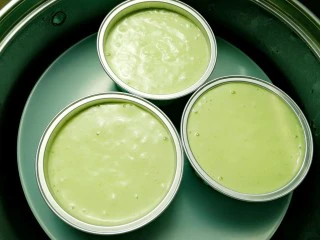 艾叶笑粄(客家小吃),将搅拌好的面糊,倒入小碗中,我没有合适大小的碗,就用了蛋糕模具,放入蒸锅,大火蒸15分钟即可