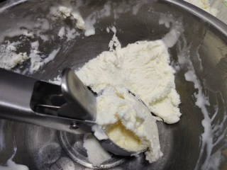 不怕化的冰激凌,看我让它72变~,将海象冰激凌放盆里融化。