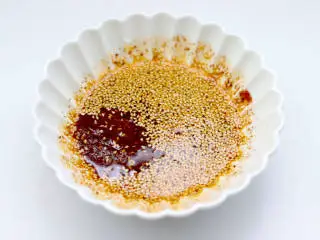 泰式风味酸辣虾,泼上适量热油搅拌均匀后。