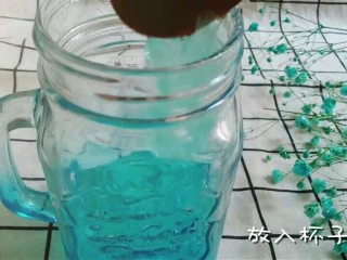 两款夏日饮品,果冻放入杯子中