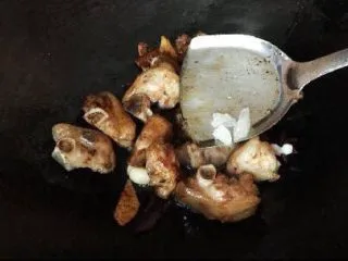 家常菜焖猪脚,然后加入冰糖翻炒上糖色,(冰糖也不要太多,以免太甜成品会很腻的,基本上我做出来的,一般人是吃不出放了糖的,加糖是为了提鲜)