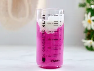 火龙果蔓越莓麦片酸奶昔,再倒入剩下的酸奶。