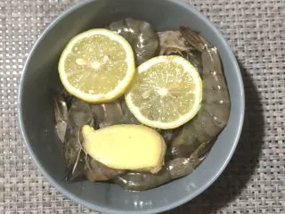 普罗旺斯风情烤虾,冲洗干净，用料酒，姜片，柠檬腌制20分钟。