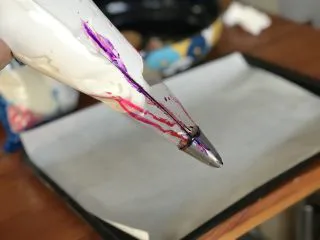 法式传统甜点:蛋白糖/Meringue,把拌好的糊放入裱花袋中